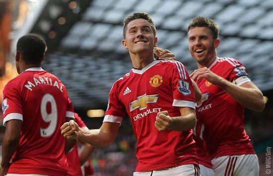 脸上流露出 脸上流露出